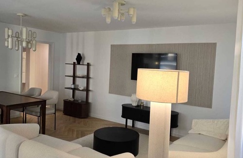 Porte-Dauphine Apartment | Apartment Henri Martin, Trocadero, luxury and chic, Eiffel Tower view