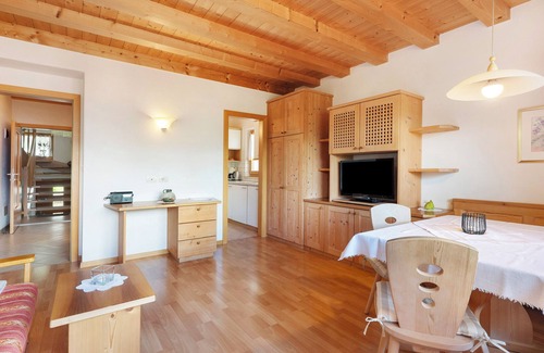 Lagundo Apartment | Apartment 'Hofanger Tirol' with Mountain View, Balcony and Wi-Fi