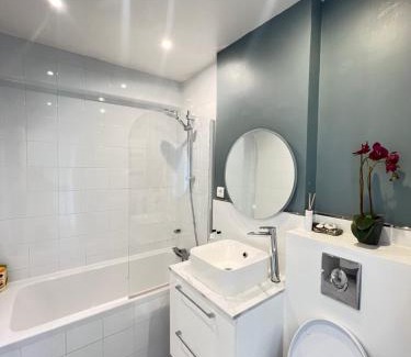 Amerique Apartment | Apartment HOME in Paris with View, 15min direct to center