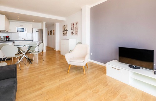 S'illot Apartment | Apartment 'Hostal Antic Apartamento 201' with Balcony, Wi-Fi and Air Conditioning