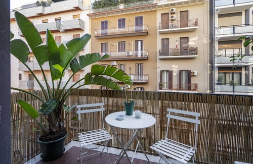 Bari City Centre Apartment | Apartment 'House Putignani 181' with Private Terrace, Wi-Fi and Air Conditioning