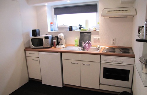 Bad Wilhelmshoehe Apartment | Apartment 'Hugo37 Am Bergpark' with Shared Garden and Wi-Fi