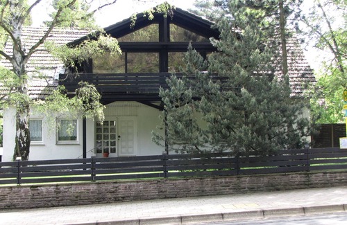 Bad Wilhelmshoehe Apartment | Apartment 'Hugo37 Am Bergpark' with Shared Garden and Wi-Fi