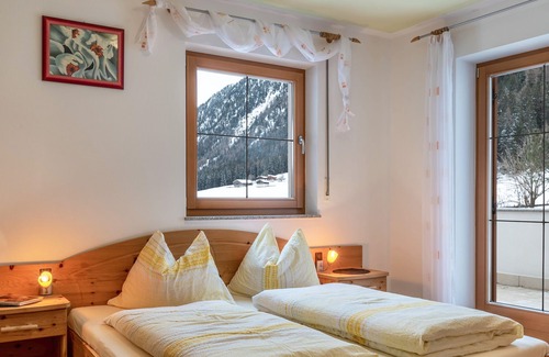 Pennes Apartment | Apartment "Huterhof Wiesengrund 1" with Mountain View, Balcony & Wi-Fi