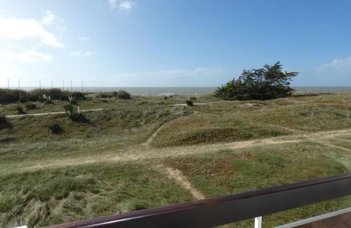 Notre-Dame-de-Monts Apartment | Apartment in Notre-Dame-de-Monts, balcony, parking, beach access