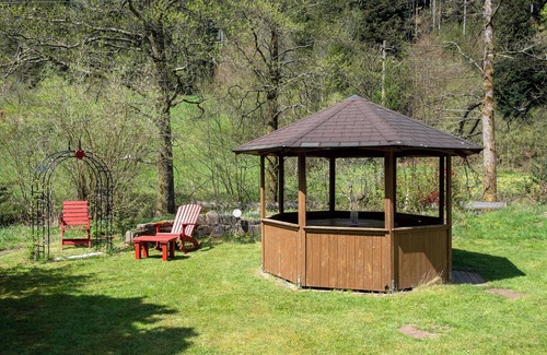 Alpirsbach Apartment | Apartment 'Idyllische Am Waldesrand' with Private Terrace, Shared Garden and Wi-Fi