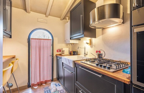 Trequanda Apartment | Apartment 'Il Chicco' with Shared Pool, Private Garden and Wi-Fi