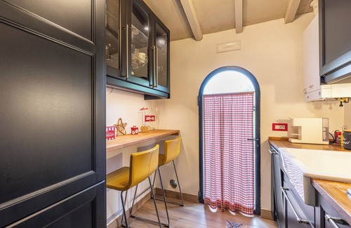 Trequanda Apartment | Apartment 'Il Chicco' with Shared Pool, Private Garden and Wi-Fi