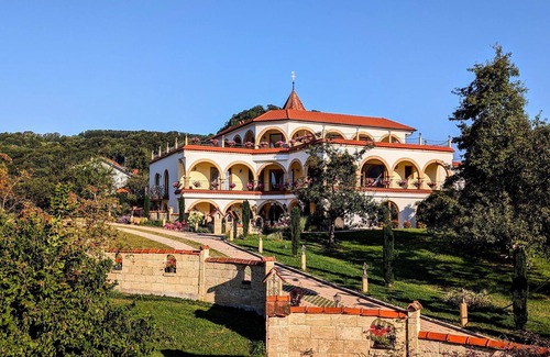 Weissenstein Apartment | Apartment in A Hotel 'Einhorn' with Mountain View, Shared Terrace and Wi-Fi