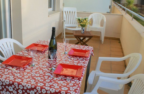 Santa Margarida Apartment | Apartment in a residential AV-24