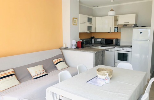 Le Lavandou Apartment | Apartment in a traditional Provencal mas with direct access to the sea