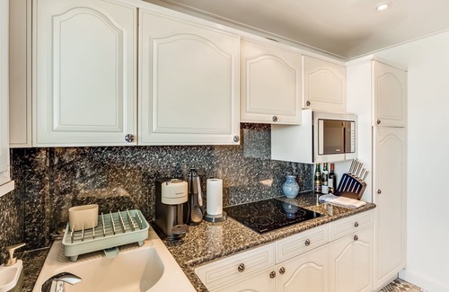 Riou - Petit Juas - Av de Grasse Apartment | Apartment in Cannes with 1 bedrooms sleeps 4