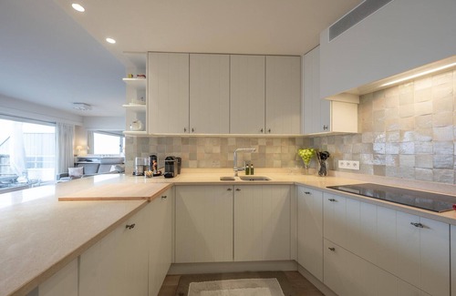 Duinbergen Apartment | Apartment in Duinbergen with Sea Views