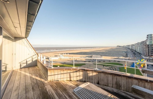 Duinbergen Apartment | Apartment in Duinbergen with Sea Views