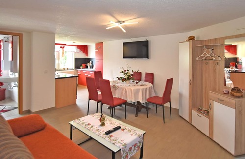 Lichtenhain Apartment | Apartment in Lichtenhain With Garden