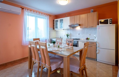 Lopar Apartment | Apartment in Lopar with Balcony, Air condition, WIFI, Washing machine (4886-4)