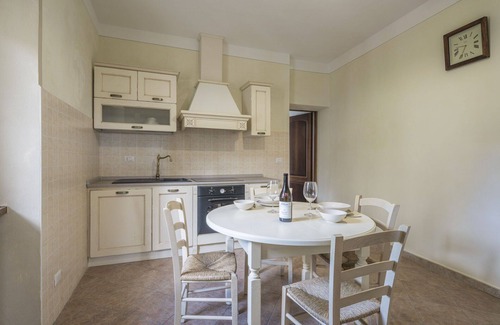 Monforte d'Alba Apartment | Apartment in Monforte D'alba with 1 bedrooms sleeps 4