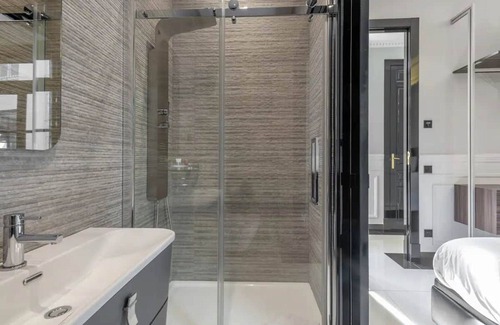 Cortes Apartment | Apartment in Madrid with 5 bedrooms sleeps 10