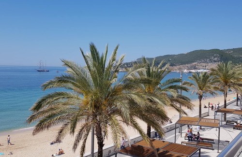 Sesimbra Apartment | Apartment in Sesimbra in 1st line of beach, facing the sea and central