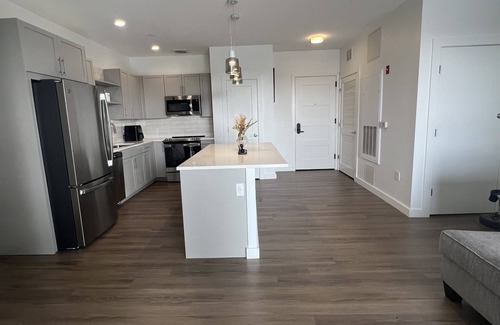 Woburn Condo | Apartment in the Heart of Woburn - Pool/Gym/Balcony