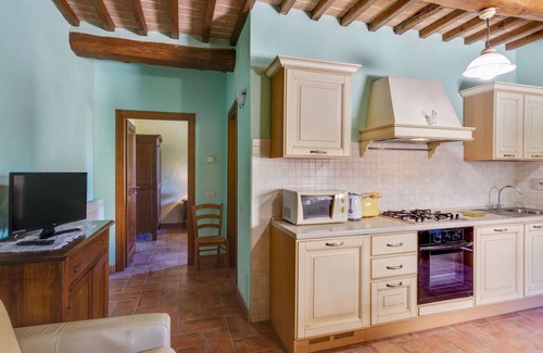 Casole d'Elsa Apartment | Apartment in Tuscany With Pool and Scenic Views