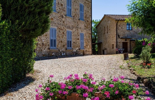 Casole d'Elsa Apartment | Apartment in Tuscany With Pool and Scenic Views