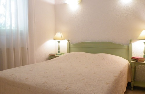 Greoux-les-Bains Villa | Apartment in villa 400 meters from the thermal baths and the center