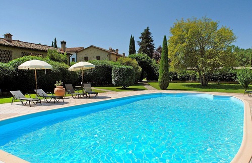 Poggiarello Villa | Apartment in villa with pool, WIFI, TV, terrace, pets allowed, parking, close to San Gimignano