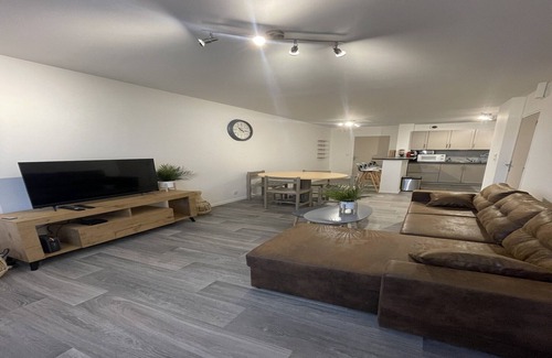 Yvre-l'Eveque Apartment | Apartment in Yvré-l’Évêque near Le Mans Circuit