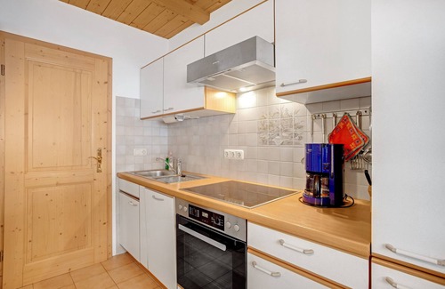 Untersalzberg II Apartment | Apartment "König im Obergeschoss" with Balcony, WLAN, Garden & Mountain View