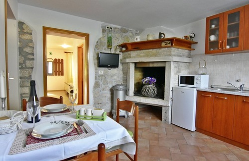 Katoro Apartment | Apartment Katoro, 100 m from the beach, WiFi, TV, large garden, parking