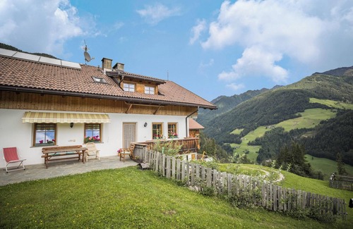 Valle Aurina Apartment | Apartment "Kuglerhof 2" with Mountain View, Wi-Fi, Balcony, Terrace & Garden; Pet Friendly