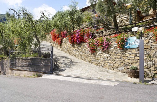 Rossi Apartment | Apartment 'La Cicala 3' with Shared Pool, Private Terrace and Shared Garden