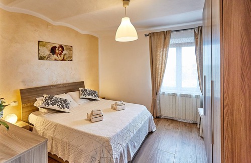Torrita di Siena Apartment | Apartment 'La Piccola Loggia - Amando' with Shared Terrace, Shared Garden and Wi-Fi