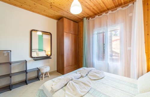 Notos Apartment | Apartment "La Pazzeli Groundfloor" with Sea View, Balcony & Wi-Fi
