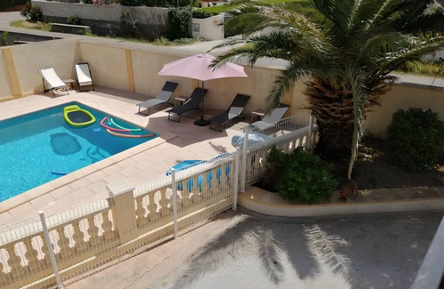 Meynes Apartment | Apartment 'La Vie Est Belle' with Shared Pool, Wi-Fi and Air Conditioning