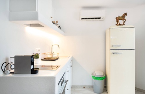 Milos Apartment | Apartment 'Lavender' with Sea View, Wi-Fi and Air Conditioning