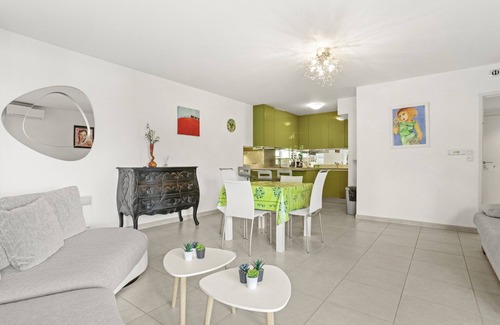 Boulouris-sur-Mer Apartment | Apartment 'Le Deux Pièces Des Rivages' with Sea View, Wi-Fi and Air Conditioning