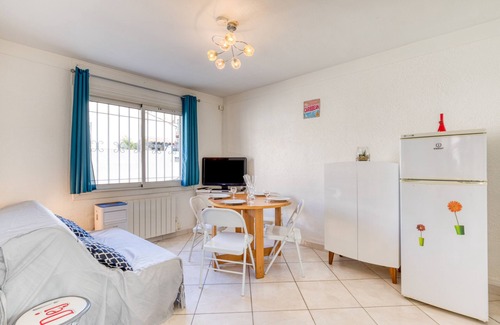 Palavas-les-Flots Apartment | Apartment 'Le Cocoon À 30m De La Plage' with Wi-Fi and Air Conditioning