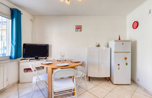 Palavas-les-Flots Apartment | Apartment 'Le Cocoon À 30m De La Plage' with Wi-Fi and Air Conditioning