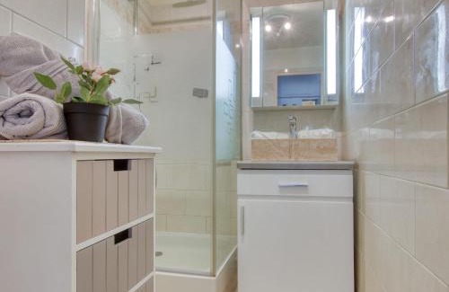 Six-Fours-les-Plages Apartment | Apartment Les Marines d'Aryana-4 by Interhome