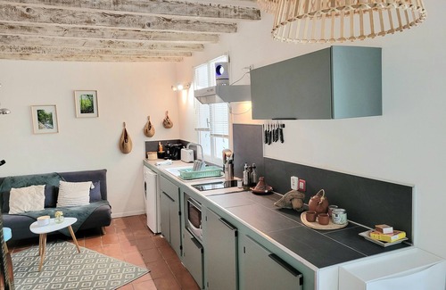 Clans Apartment | Apartment 'Le Jardin Des Oiseaux' with Shared Garden