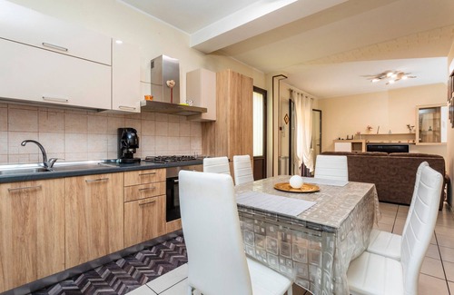 Monte Po-Nesima-San Leone-Rapisardi Apartment | Apartment 'Le Palme' with Shared Garden, Wi-Fi and Air Conditioning