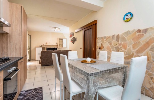 Monte Po-Nesima-San Leone-Rapisardi Apartment | Apartment 'Le Palme' with Shared Garden, Wi-Fi and Air Conditioning