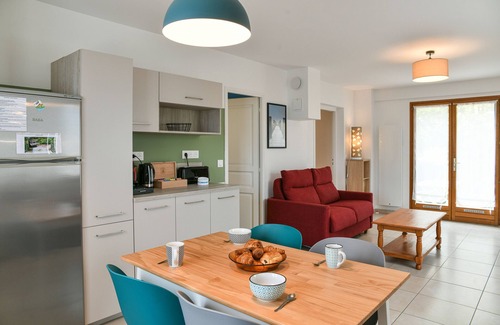 Chateauneuf Apartment | Apartment 'Le Relai Des Gayots' with Mountain View, Shared Garden and Wi-Fi