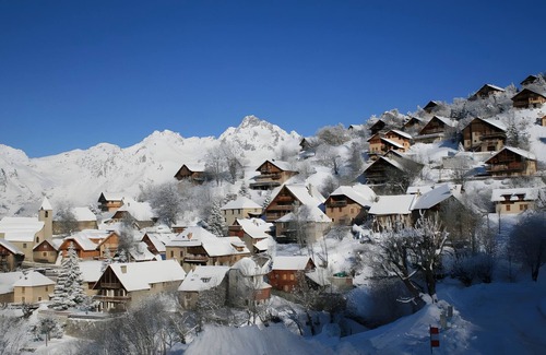 Villard-Reculas Apartment | Apartment 'Les Cabrettes - Confort' with Mountain View and Balcony