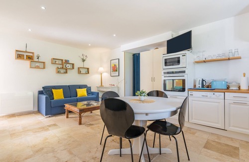 Auriol Apartment | Apartment 'Lobéal' with Shared Pool, Wi-Fi and Air Conditioning