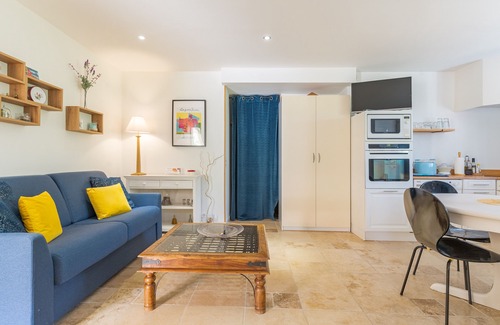 Auriol Apartment | Apartment 'Lobéal' with Shared Pool, Wi-Fi and Air Conditioning