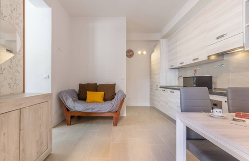 San Donato Apartment | Apartment located on the ground floor of a building.In 39 square meters of space it comfortably accommodates 2 people with a double bedroom.There is an uncovered parking space for the exclusive use of guests.The neighborhood is well served with two super
