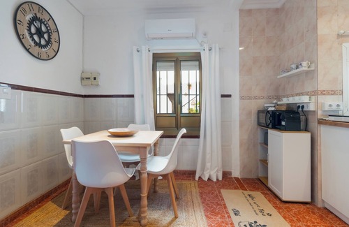 Carmona Apartment | Apartment 'Lucero' with Shared Garden, Wi-Fi and Air Conditioning